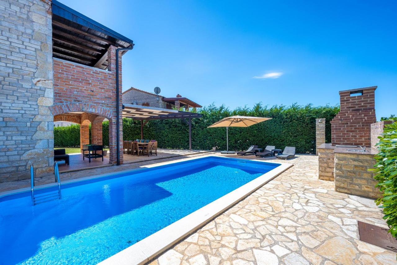 Villa 9 Mani Butkovici  Exterior photo